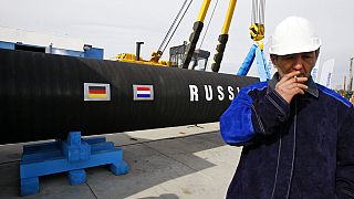 Un ouvrier fumant devant le gazoduc Nord Stream en Russie.
