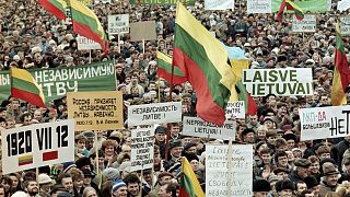 Os lituanos foram para as ruas manifestar-se contra a tentativa de travar a sua independência