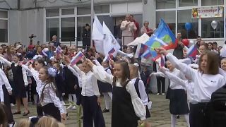 Lecciones patrióticas sobre la historia reciente e izadas de bandera obligatorias en colegios rusos