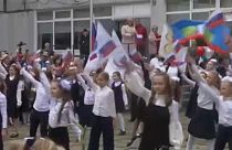 Tanulók orosz zászlókat lobogtatnak a nahabinói 3. számú általános iskola tanévnyitóján