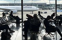 Viel Geduld brauchen Reisende der Lufthansa an den Flughäfen München und Frankfurt an diesem Freitag - die Piloten streiken.