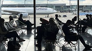 Viel Geduld brauchen Reisende der Lufthansa an den Flughäfen München und Frankfurt an diesem Freitag - die Piloten streiken.
