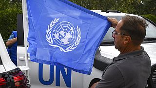 Az ENSZ zászlaja a NAÜ küldöttségének egyik autója előtt Ukrajnában