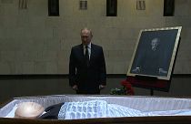 الرئيس الروسي فلاديمير بوتين يترحم على جثمان الزعيم السوفياتي السابق ميخائيل غورباشوف.