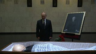 الرئيس الروسي فلاديمير بوتين يضع باقة ورد أمام جثمان الرئيس السوفياتي السابق ميخائيل غورباتشوف.