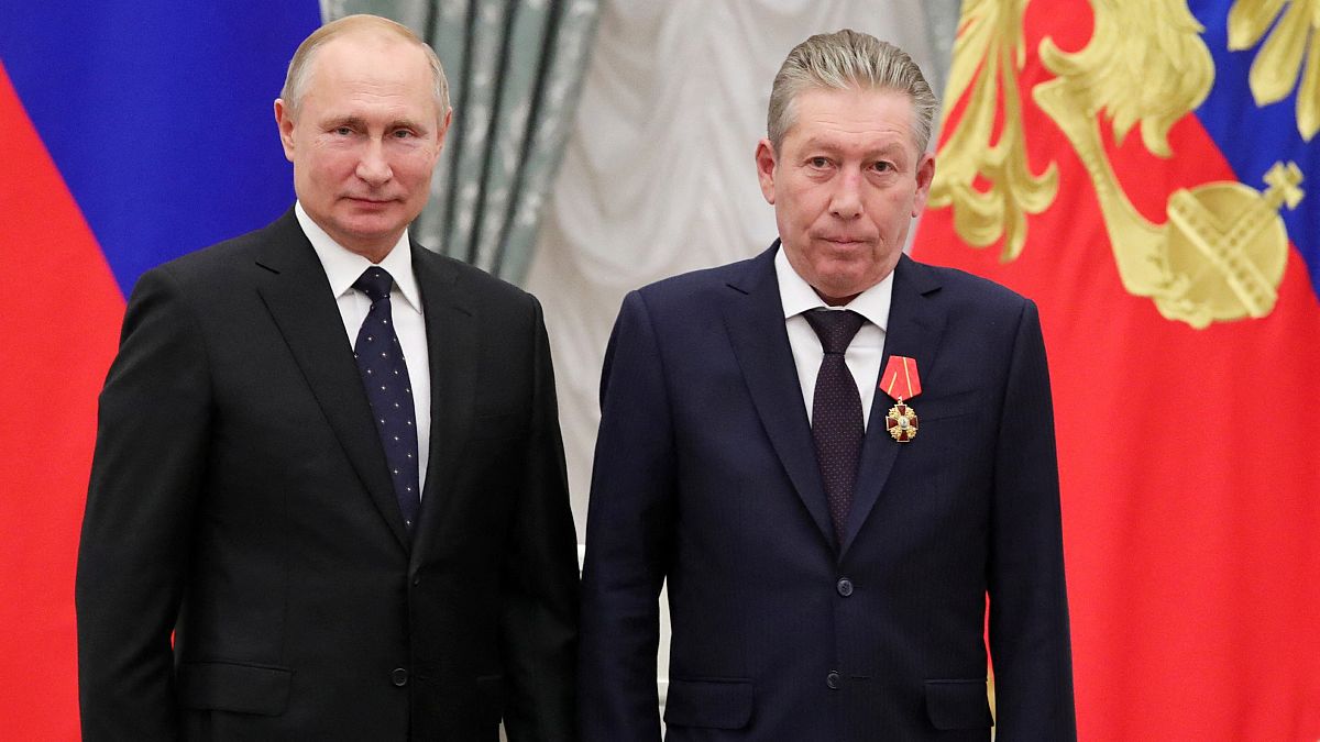 В ноябре 2019 года президент Путин наградил Равиля Маганова орденом Александра Невского.
