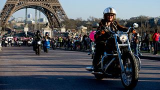 راكبة دراجة بخارية في باريس