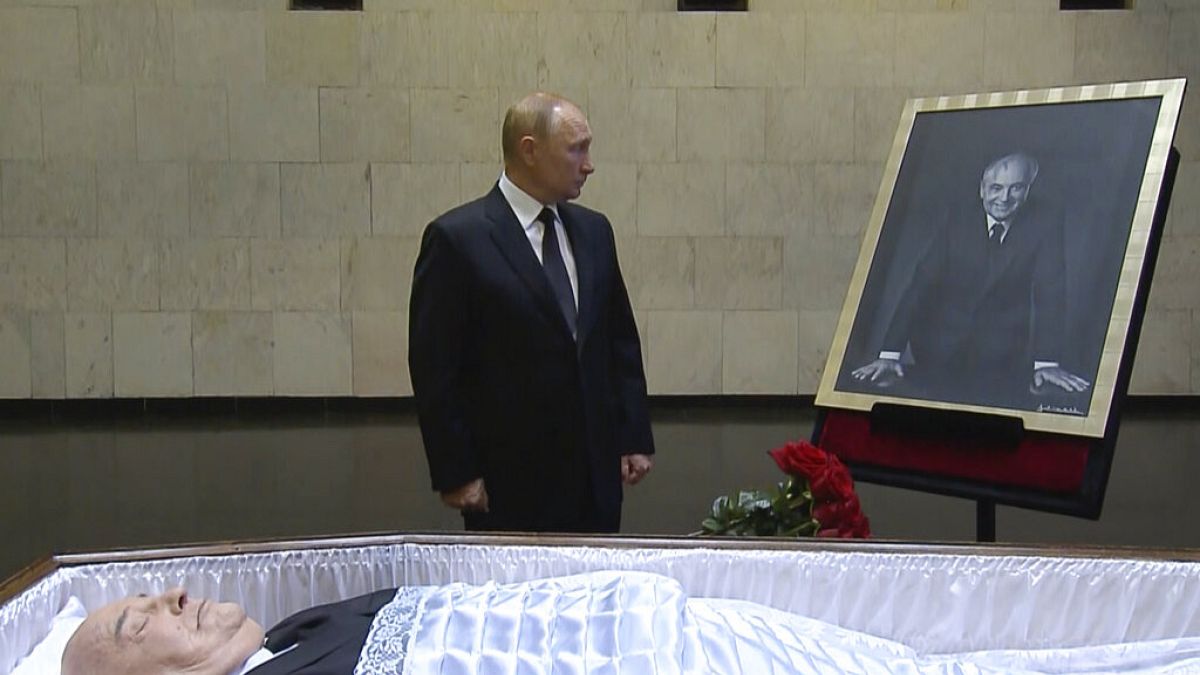 Gedenken ja, aber keine Teilnahme an seiner Trauerfeier: Russlands Präsident Putin am Sarg des ehemaligen Präsidenten der Sowjetunion Michail Gorbatschow am 1. September 2022.