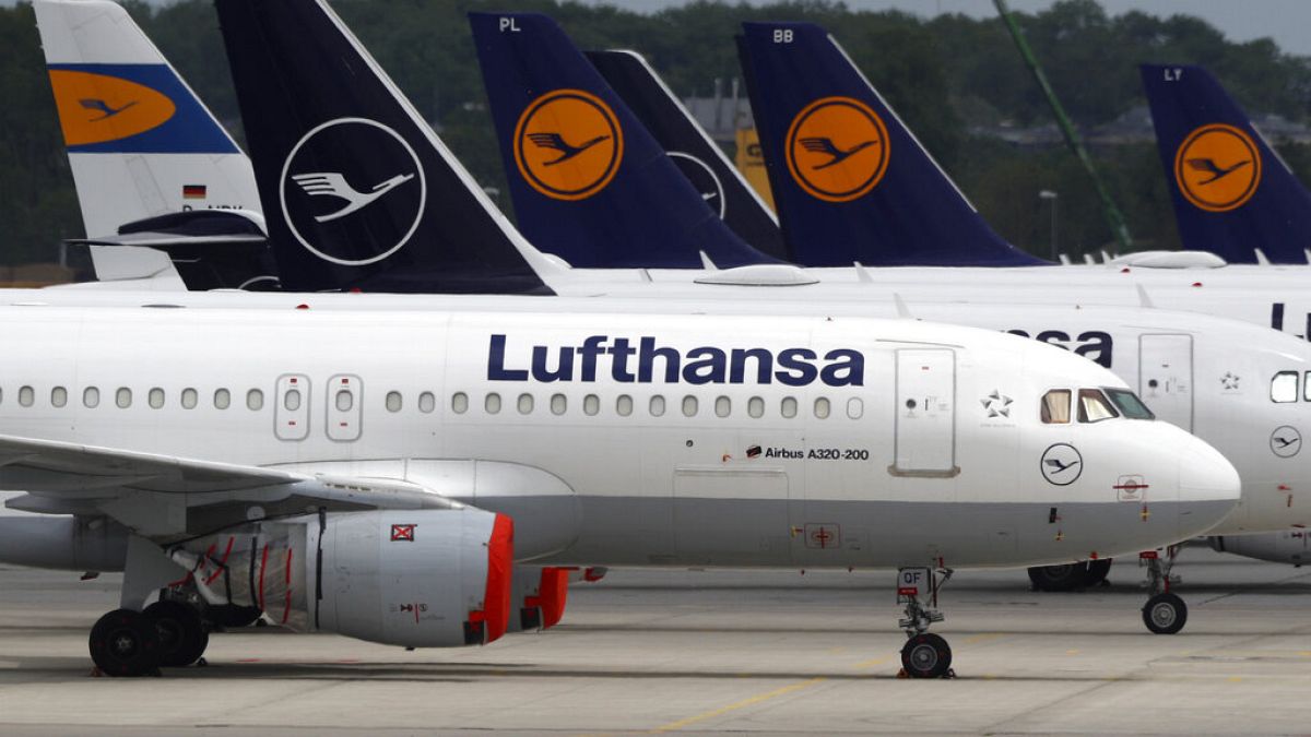 Des avions de la compagnie aérienne allemande Lufthansa sont stationnés à l'aéroport de Munich, en Allemagne, le 26 mai 2020