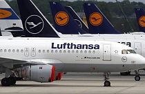 Des avions de la compagnie aérienne allemande Lufthansa sont stationnés à l'aéroport de Munich, en Allemagne, le 26 mai 2020