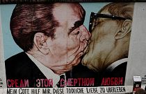 دیوارنگاره از بوسه رهبران اتحاد جماهیر شوروی سابق و آلمان شرقی در برلین