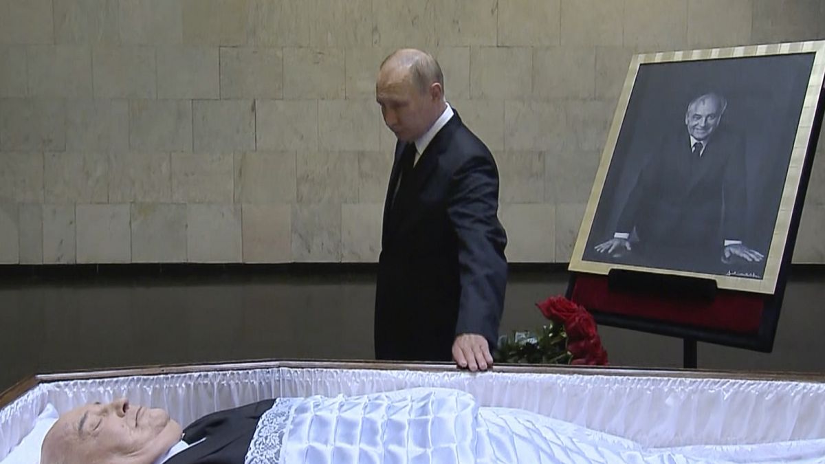 Az orosz elnök tiszteletét teszi a volt szovjet elnök kórházi koporsójánál