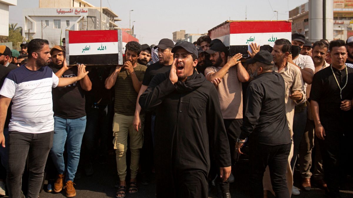 مواطنون عراقيون في البصرة يشيعون جثاميي اثنين من "سرايا السلام"، التابع للتيار الصدري، قتلا في المدينة خلال مواجهات مع "عصائب أهل الحق" الموالية لإيران، 1 سبتمبر 2022.