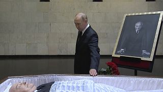 Владимир Путин у гроба Михаила Горбачёва