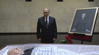 El presiodente Putin ante el féretro de Gorbachov en el hospital clínico de Moscú