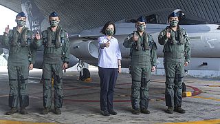 Caj Jing-ven tajvani elnök pilótákkal a Penghu-i tengerészeti bázison