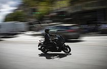 Мотоциклист на улицах Парижа