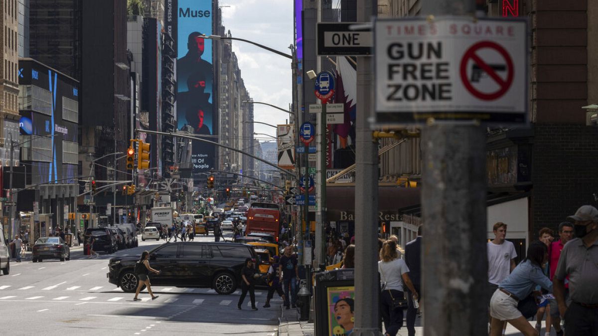 Cartel de aviso de la prohibición de portar armas en Times Square, Nueva York, Estados Unidos 1/9/2022