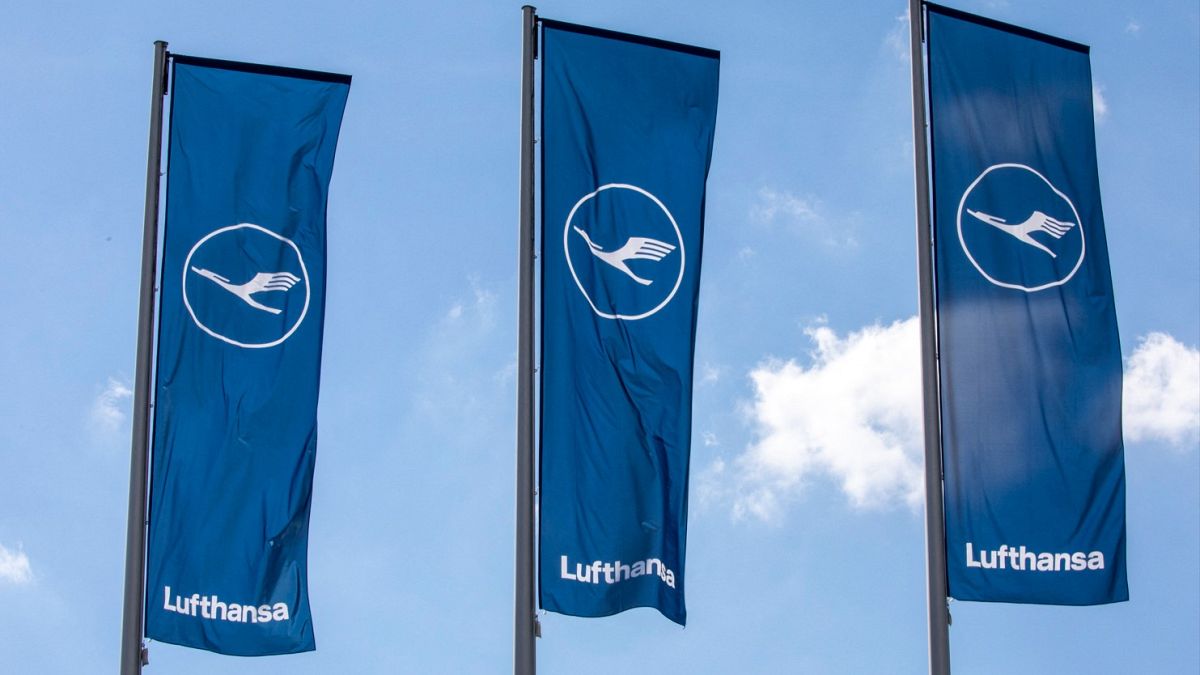 Banderas con el logo de la aerolinea alemana Lufthansa.