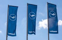 Banderas con el logo de la aerolinea alemana Lufthansa.