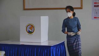 زعيمة ميانمار السابقة والحائزة على جائزة نوبل للسلام في أحد مكاتب الاقتراع بعد الإدراء بصوتها. تاريخ 29.10.2020