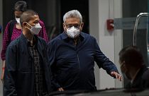 الرئيس السريلانكي السابق غوتابايا راجاباكسا، وسط الصورة، خارج مطار دون موونج في بانكوك، تايلاند، الخميس 11 أغسطس 2022