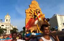 Durga istennő szobra a felvonuláson
