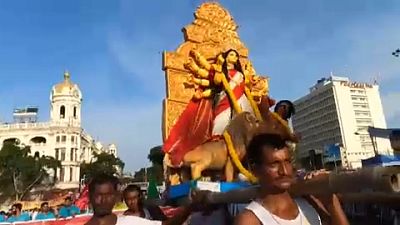 Durga istennő szobra a felvonuláson