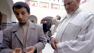 Cette photo d'archive prise le 18 juin 2004 montre l'imam Hassan Iquioussen (à gauche) lorsqu'il était président de l'association chargée de gérer la mosquée d'Escaudain.