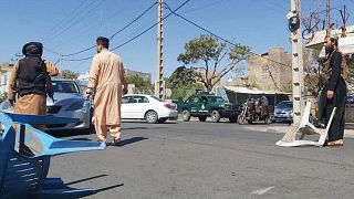 طالبان پس از انفجار در نماز جمعه در مسجد گازرگاه در هرات جاده ای را مسدود کردند