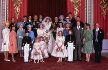 الأميرة ديانا والأمير تشارلز، وسط الصورة، وهما يقفان مع العائلة والضيوف لالتقاط صورة في يوم زفافهما في لندن، 29 يوليو / تموز 1981