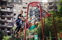 Des enfants ukrainiens sur une balançoire