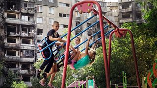 Des enfants ukrainiens sur une balançoire
