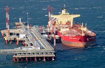 نفت‌کش در حال بارگیری نفت از ترمینال صادراتی کوزمینو در روسیه
