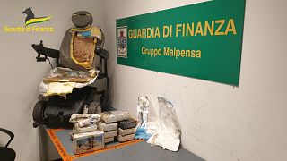 La silla de ruedas junto con la cocaína incautada por la Guardia de Finanzas en Milán