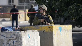 جندي إسرائيلي في نقطة تفتيش في الضفة الغربية المحتلة