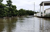 مياه الأمطار تغمر الطريق في هاماماتسو بمحافظة شيزوكا، وسط اليابان