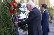 الرئيسان الألماني فرانك فالتر شتاينماير والإسرائيلي إسحاق هرتزوغ يحضران مراسم وضع إكليل من الزهور لإحياء ذكرى ضحايا هجوم ميونيخ الأولمبي في عام 1972 في فويرستينفيلدبروك.