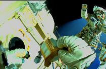 Los cosmonautas durante su salida espacial