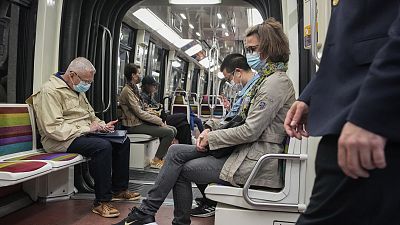 Maszkot viselő utasok a párizsi metrón