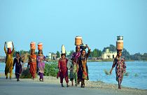 Des jeunes fille portent de l'eau dans la province du Baloutchistan (Pakistan)