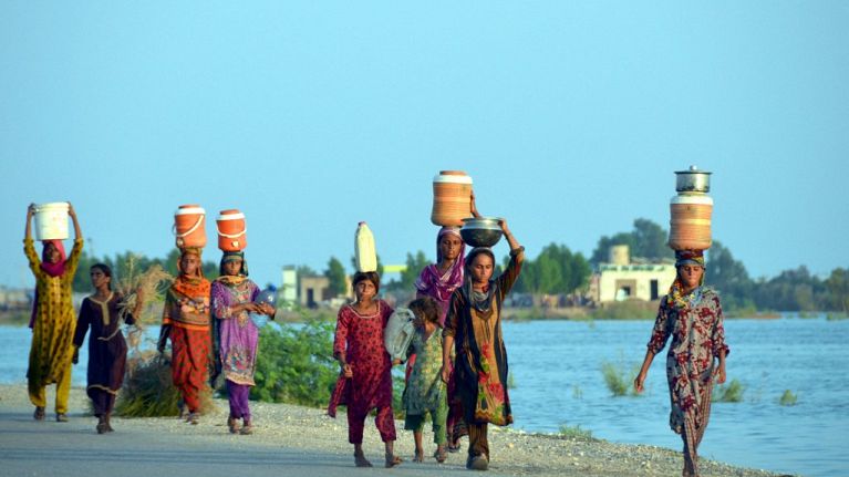 Des jeunes fille portent de l'eau dans la province du Baloutchistan (Pakistan) Des jeunes fille portent de l'eau dans la province du Baloutchistan (Pakistan)