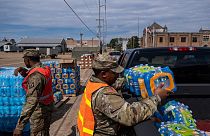 Amerikai katonák palackos vizet osztanak jacksonban