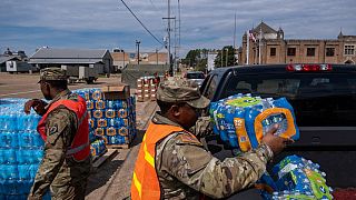 Солдаты Национальной гвардии США распределяют питьевую воду.