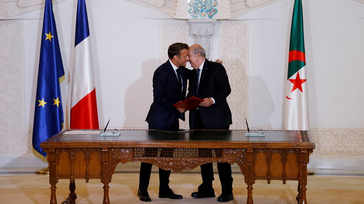 الرئيسان الفرنسي إيمانويل ماكرون والجزائري عبد المجيد تبون في حفل توقيع وثيقة إعلان الجزائر. تاريخ 27 آب أغسطس