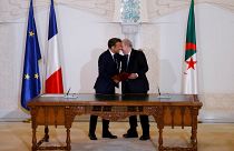 الرئيسان الفرنسي إيمانويل ماكرون والجزائري عبد المجيد تبون في حفل توقيع وثيقة إعلان الجزائر. تاريخ 27 آب أغسطس