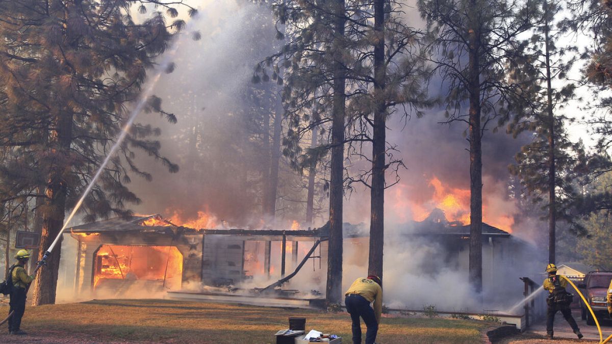 Los bomberos del Departamento de Bosques y Protección contra Incendios de California intentan evitar que las llamas del Mill Fire se propaguen