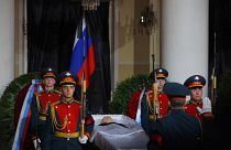 حرس الشرف يحيطون بنعش ميخائل غورباتشبف آخر ��عيم سوفياتي أثناء مراسم جنازة في العاصمة الروسية موسكو