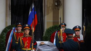 حرس الشرف يحيطون بنعش ميخائل غورباتشبف آخر ��عيم سوفياتي أثناء مراسم جنازة في العاصمة الروسية موسكو