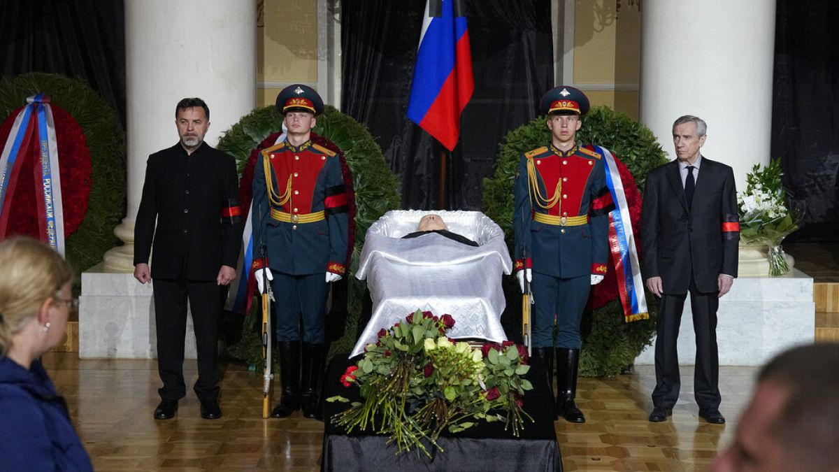 Guardias de honor junto al féretro del ex presidente soviético Mijaíl Gorbachov en el Salón de las Columnas durante una ceremonia de despedida en Moscú, Rusia